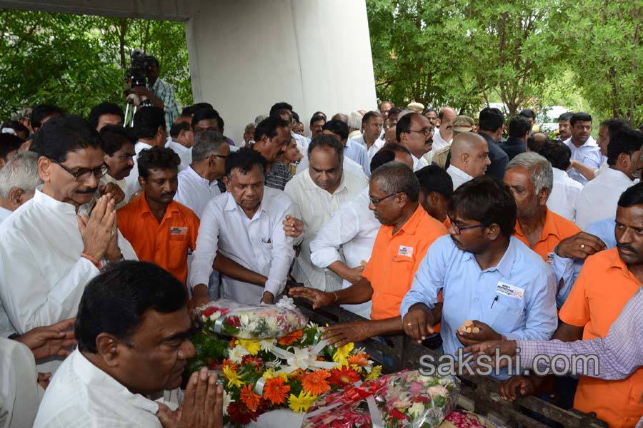 c narayana reddy funerals at mahaprasthanam13