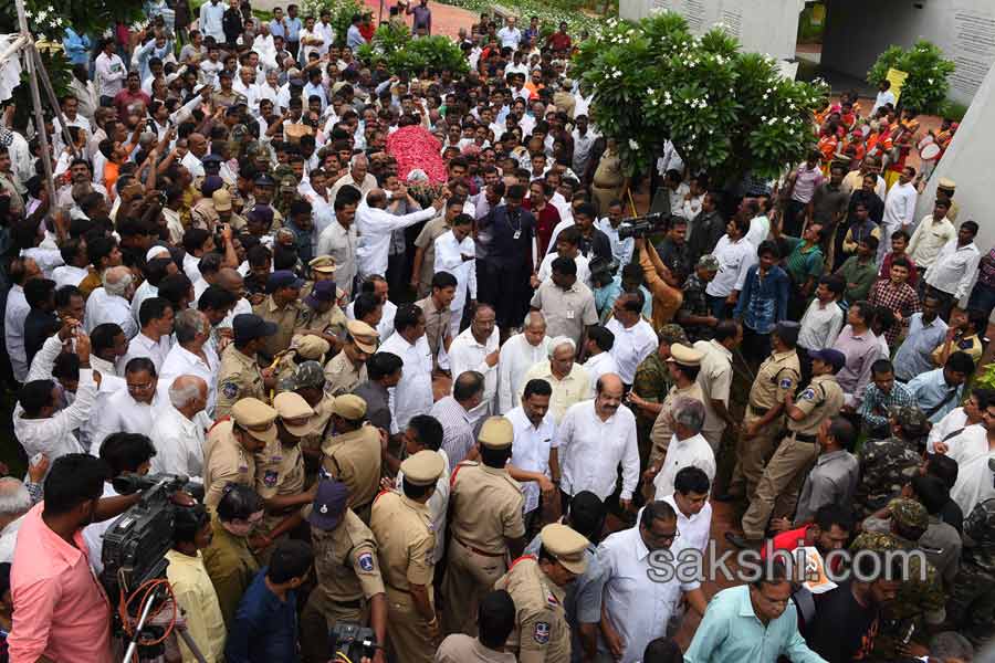 c narayana reddy funerals at mahaprasthanam19