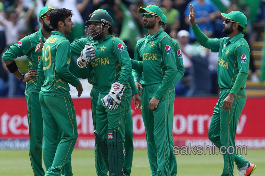 Pakistan stun England to win by 8 wickets and reach final9