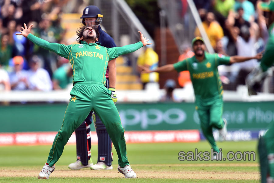 Pakistan stun England to win by 8 wickets and reach final10