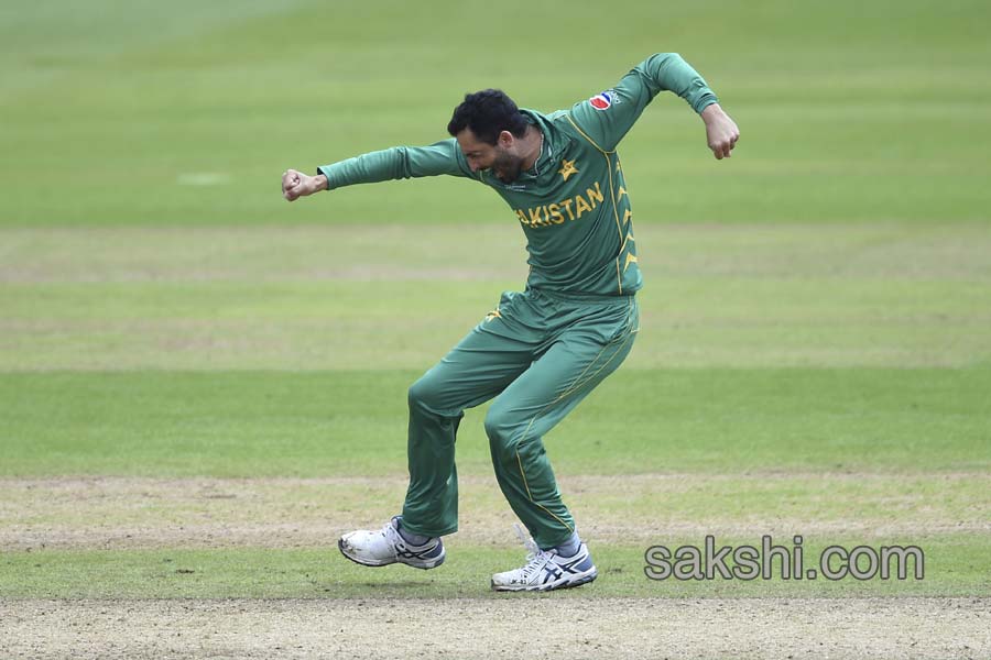 Pakistan stun England to win by 8 wickets and reach final13