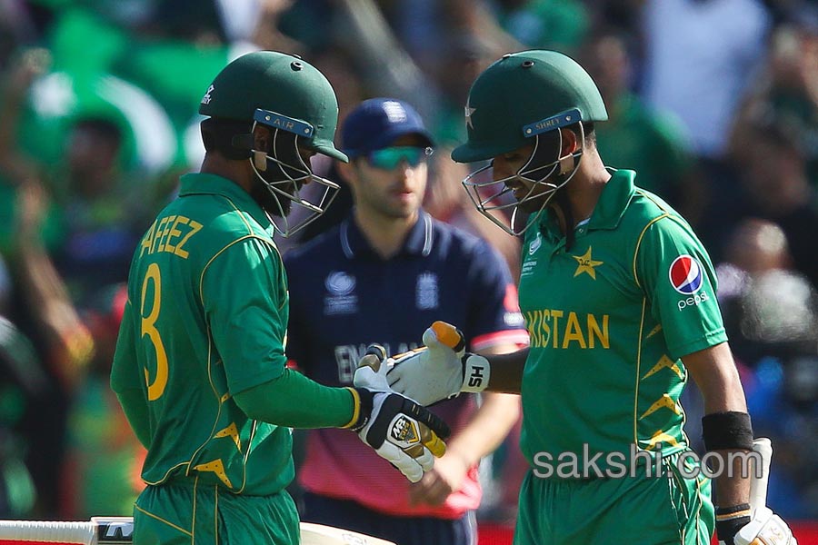 Pakistan stun England to win by 8 wickets and reach final16