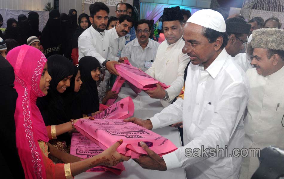 TRS Gvt Organises Iftar Party At LB Stadium - Sakshi13