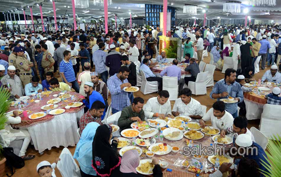 TRS Gvt Organises Iftar Party At LB Stadium - Sakshi16