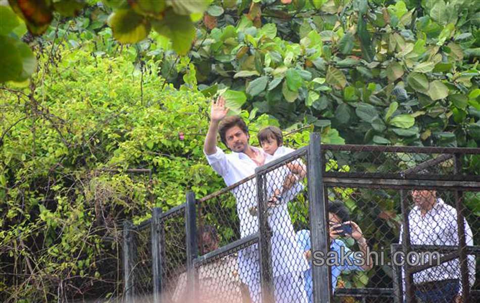 shahrukh Khan Wishes Ramadan 2017 At His Residence7