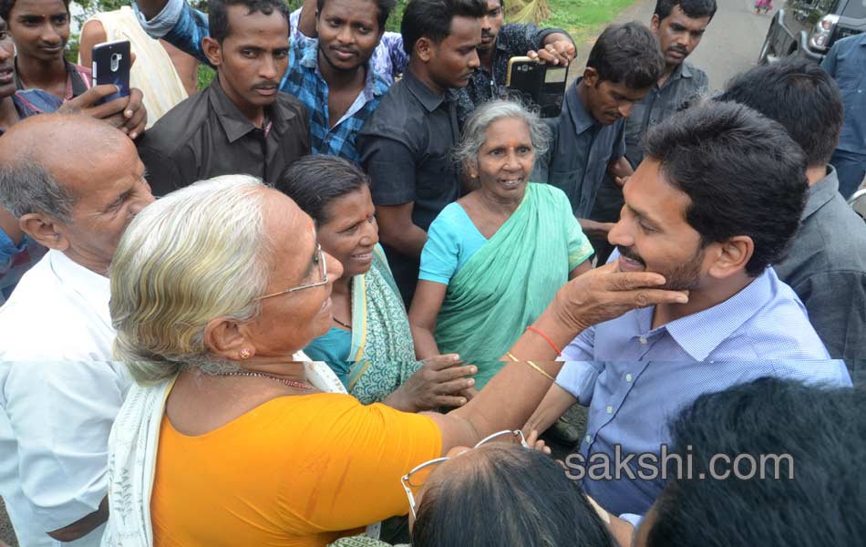 ys jagan mohan reddy visits garagaparru - Sakshi3