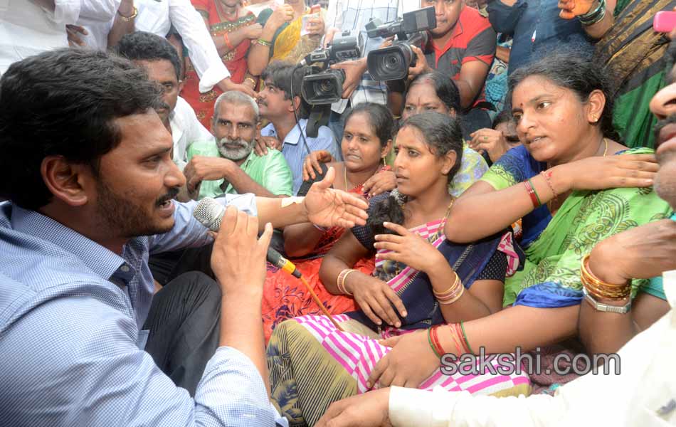 ys jagan mohan reddy visits garagaparru - Sakshi25