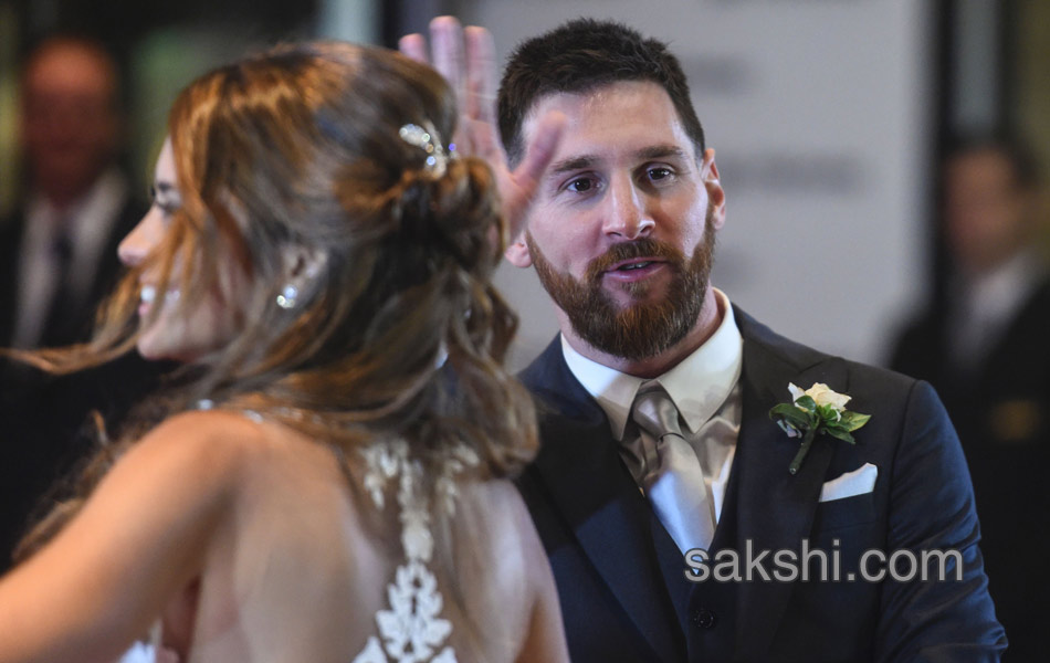 Lionel Messi marries his childhood sweetheart in a ceremony7