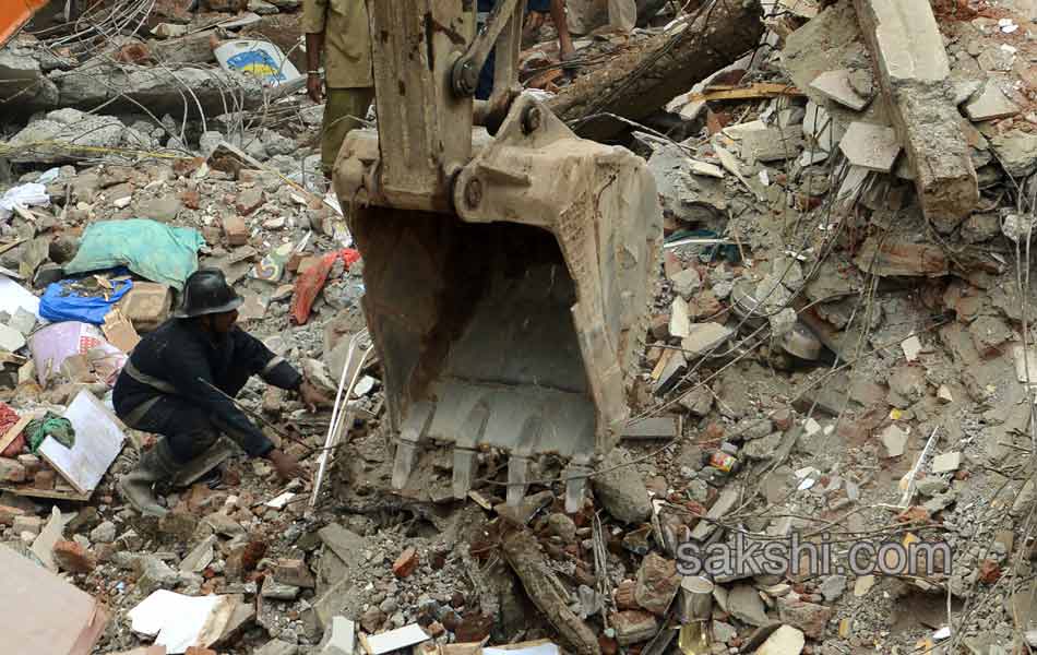 Building collapse in mumbai ghatkopa area5