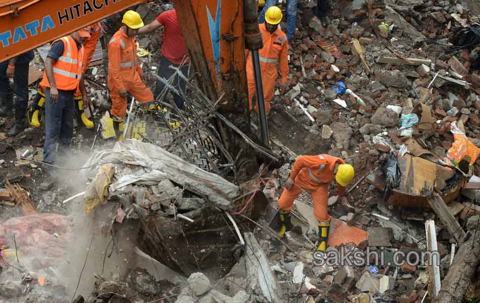 Building collapse in mumbai ghatkopa area7