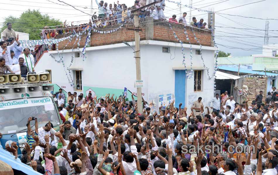 Third day YS jagan mohan reddy road show - Sakshi2