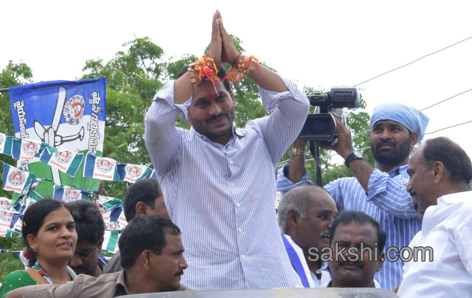 Third day YS jagan mohan reddy road show - Sakshi5