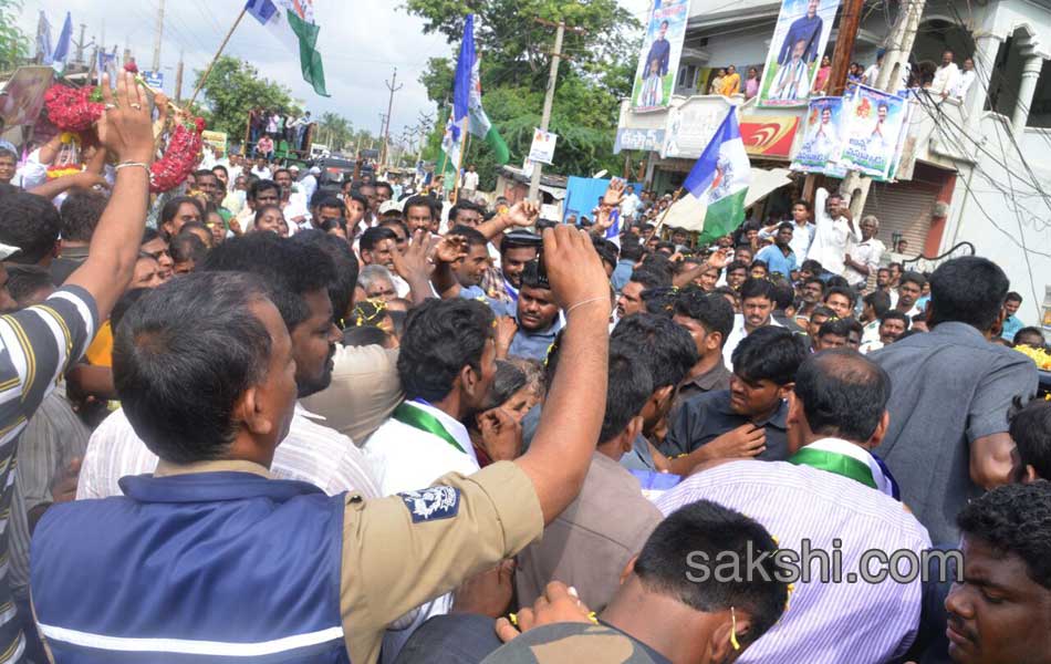 Third day YS jagan mohan reddy road show - Sakshi8