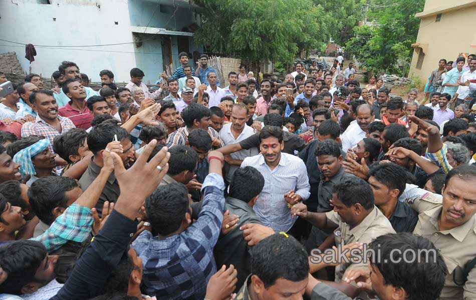 Third day YS jagan mohan reddy road show - Sakshi26