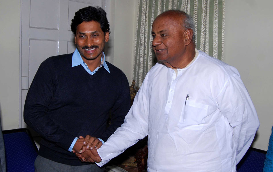 YS Jagan meets Deve Gowda - Sakshi1