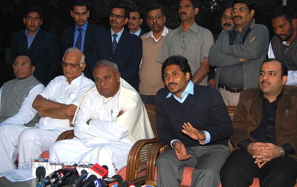 YS Jagan meets Deve Gowda - Sakshi4