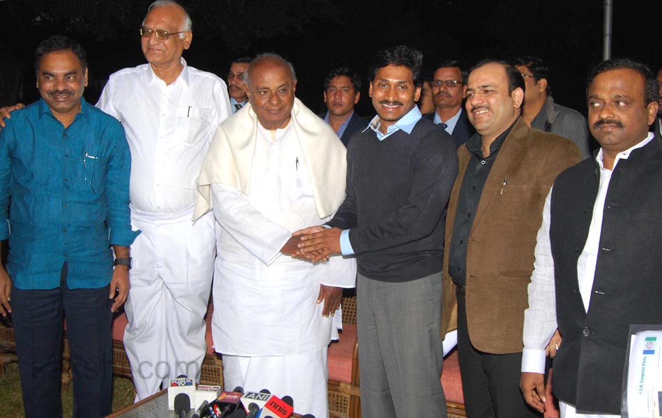 YS Jagan meets Deve Gowda - Sakshi5