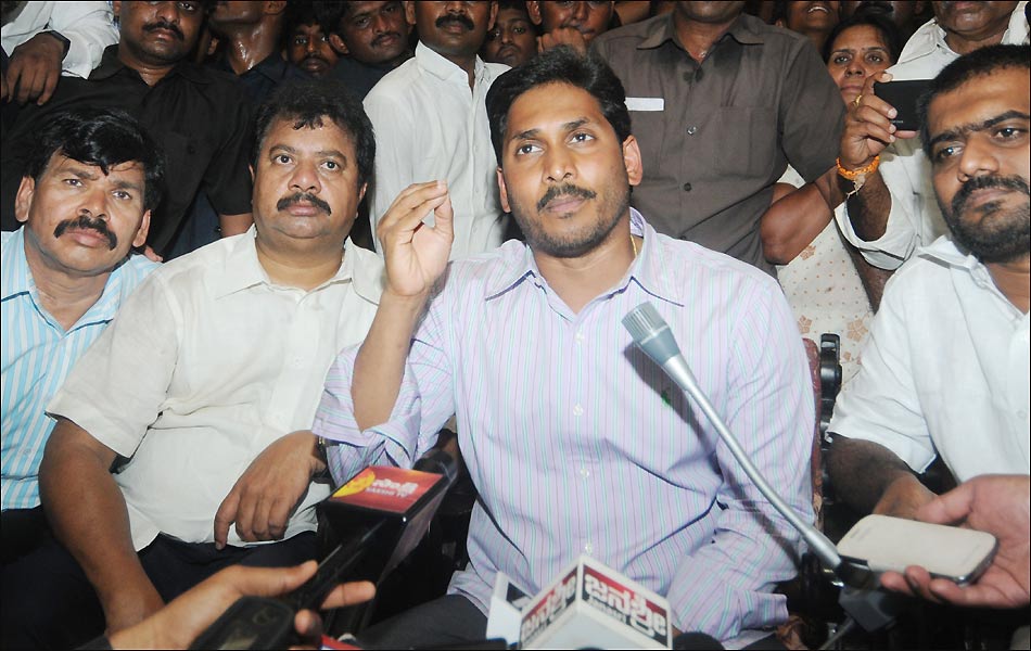 jagan  Consoles Train Accident Victims - Sakshi5