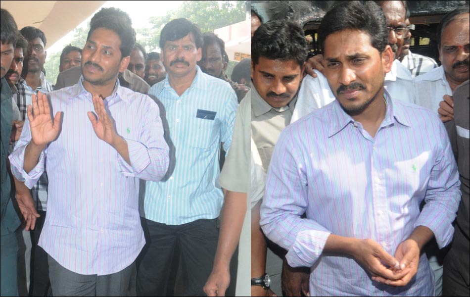 jagan  Consoles Train Accident Victims - Sakshi7