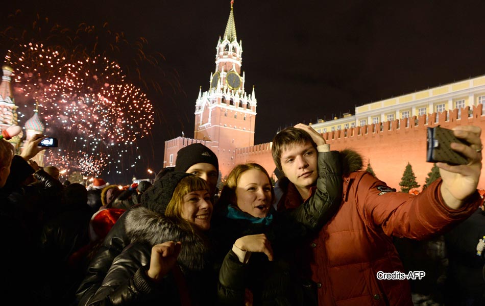 Fireworks explode over Ebrie Lagoon during New Year celebrations - Sakshi40