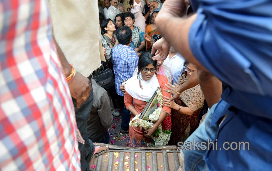 Celebrities and fans pay tributes to Uday Kiran4