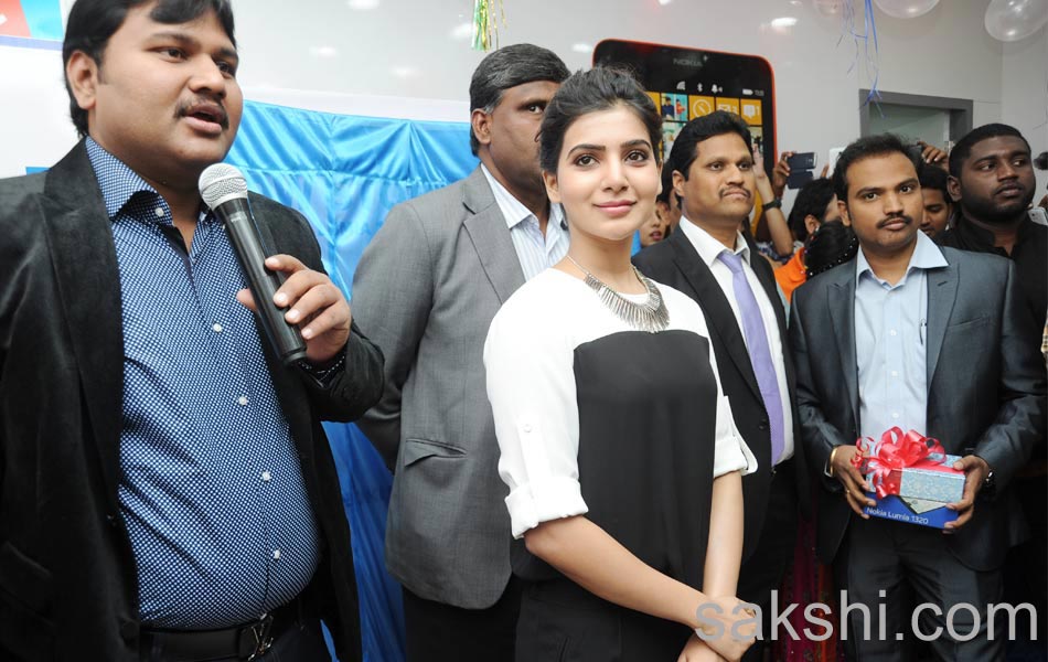 Samantha releases Nokia Lumia 1320 in Big C at Ameerpet8