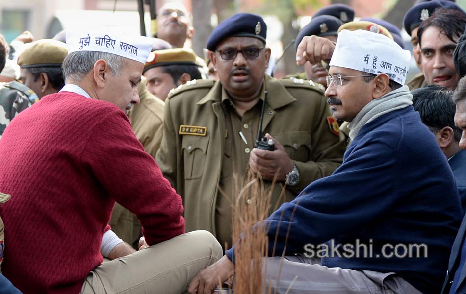 Arvind Kejriwal protests outside Rail Bhawan against Delhi Police - Sakshi1