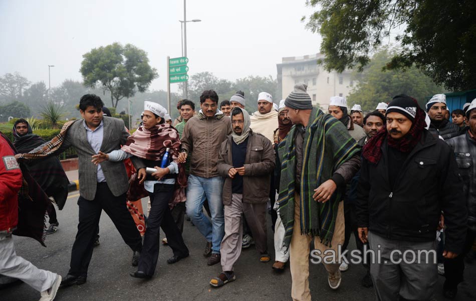 Arvind Kejriwal protests outside Rail Bhawan against Delhi Police - Sakshi2