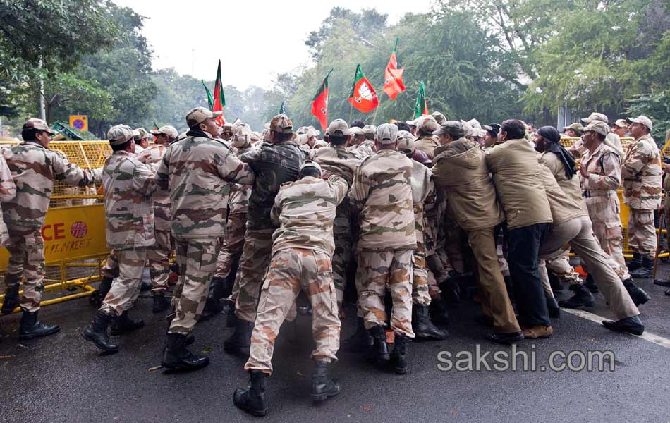 Arvind Kejriwal protests outside Rail Bhawan against Delhi Police - Sakshi4