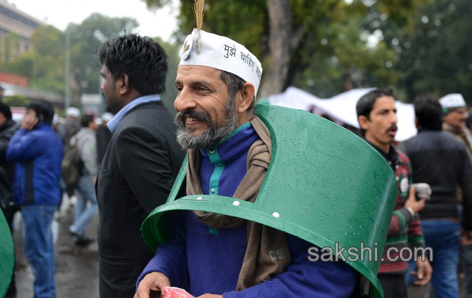 Arvind Kejriwal protests outside Rail Bhawan against Delhi Police - Sakshi16