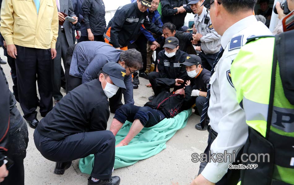 Ferry sinking off South Korean coast over 470 people on board5