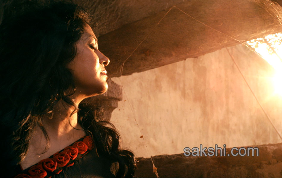 Singer Sunitha in anamika promotional song14