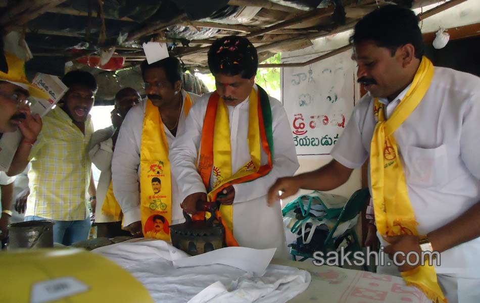 Candets of Telangana participating with people works during election - Sakshi1