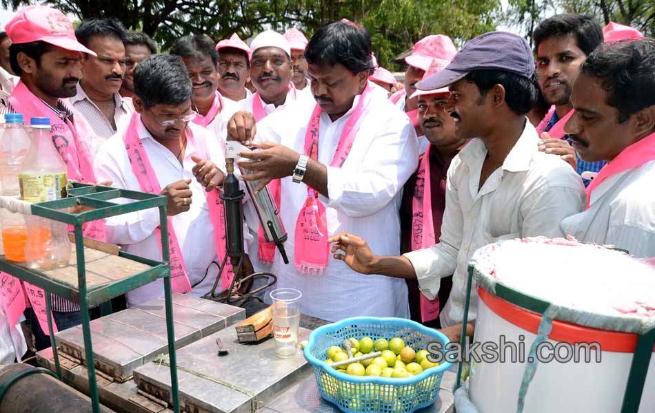 Candets of Telangana participating with people works during election - Sakshi13