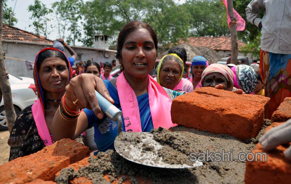 Candets of Telangana participating with people works during election - Sakshi29