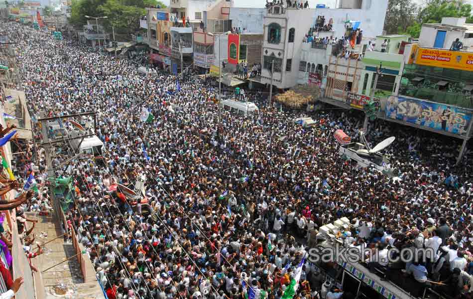 Jagan s Janapatham at Guntur District - Sakshi1