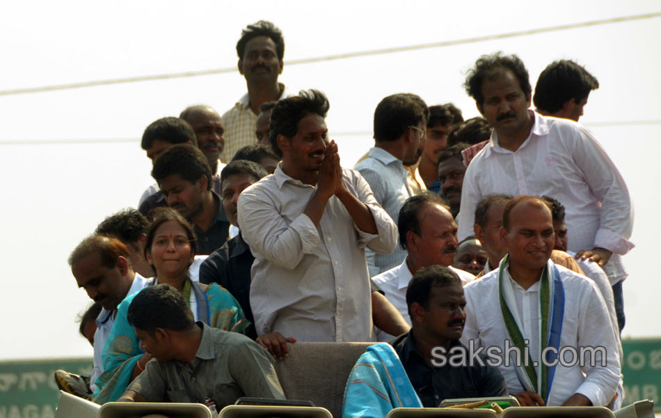 Jagan s Janapatham at Guntur District - Sakshi18