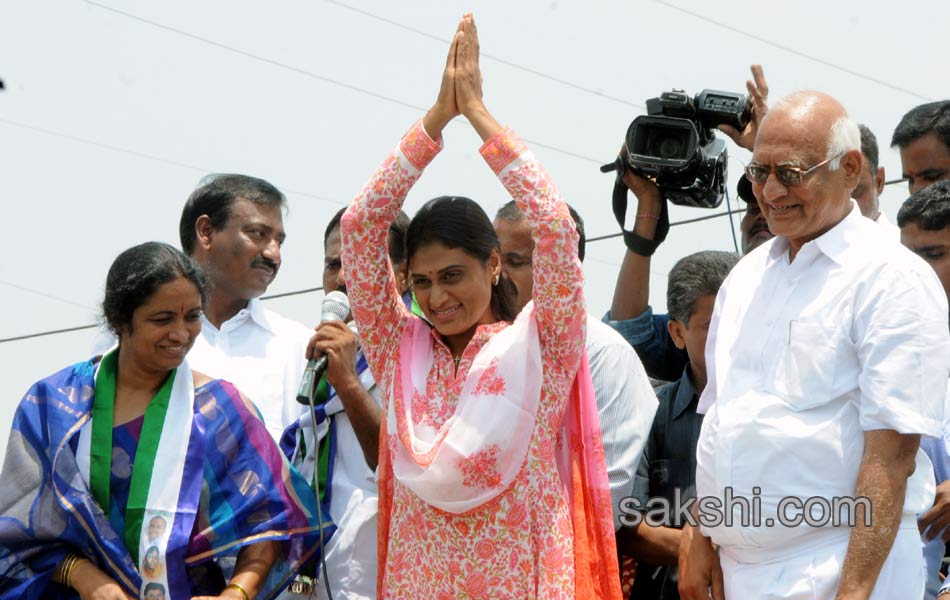 Sharmila s Janapatham at Kurnool District - Sakshi4