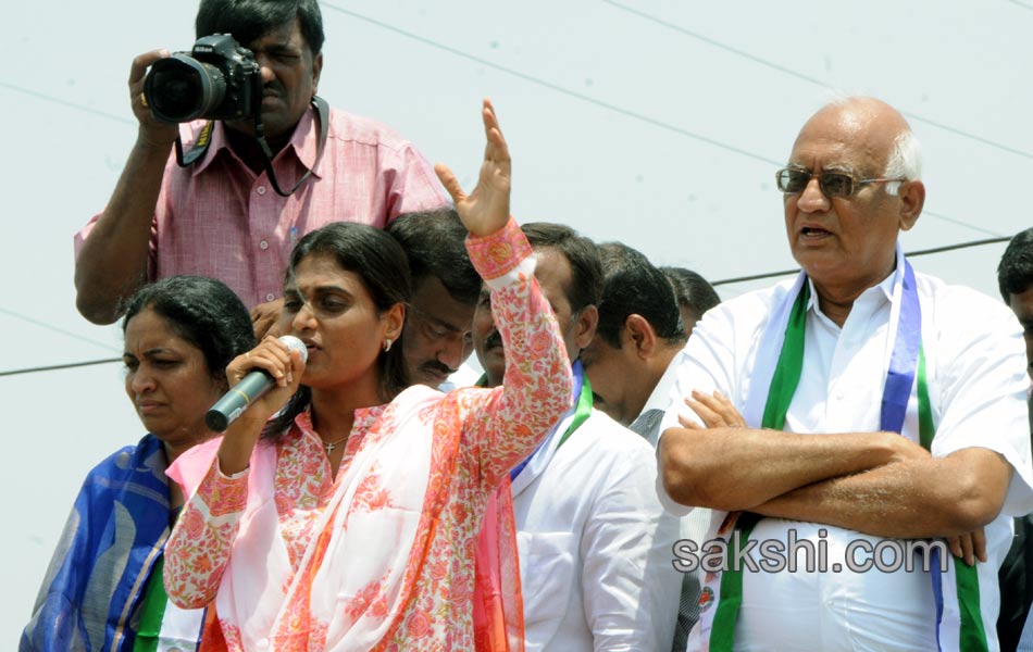 Sharmila s Janapatham at Kurnool District - Sakshi5