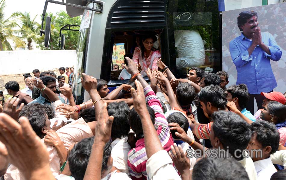 Sharmila s Janapatham at Kurnool District - Sakshi13