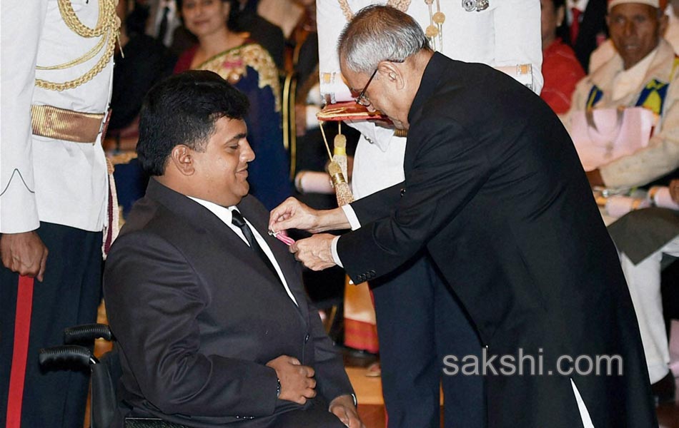 President Pranab Mukherjee presents Padma Awards 2014 - Sakshi10