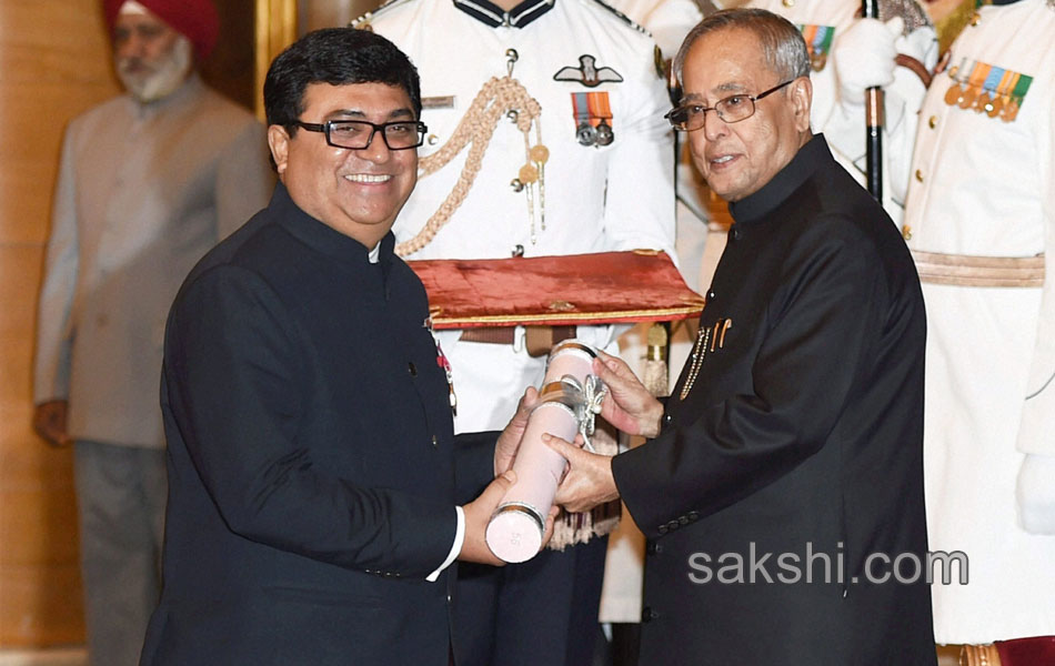 President Pranab Mukherjee presents Padma Awards 2014 - Sakshi13