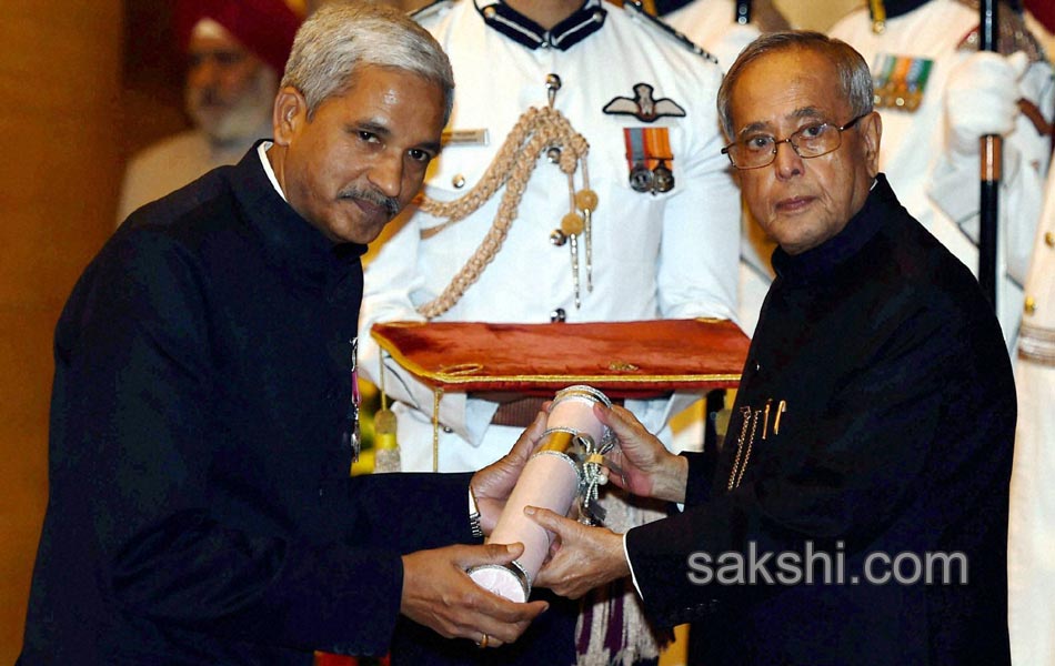 President Pranab Mukherjee presents Padma Awards 2014 - Sakshi14