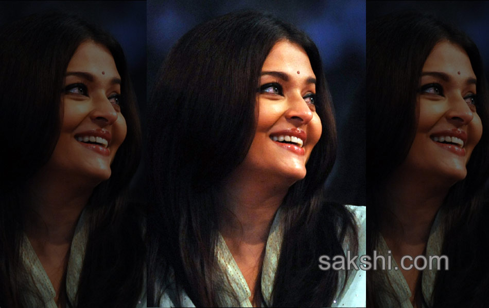 Aishwarya Rai at Satya Sai Baba death cermony3