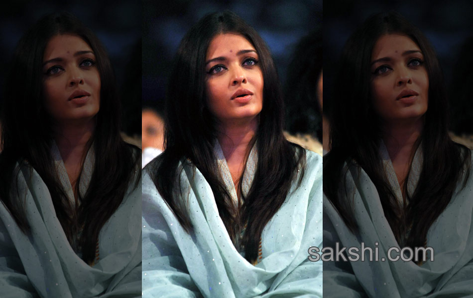 Aishwarya Rai at Satya Sai Baba death cermony9