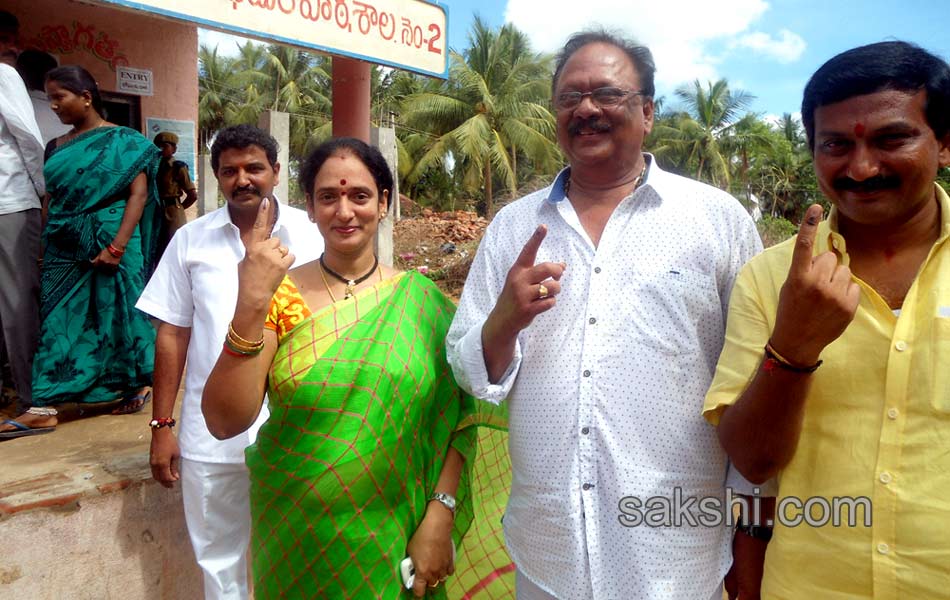 political leaders cast their Votes Elections 2014 in seemandhra - Sakshi9