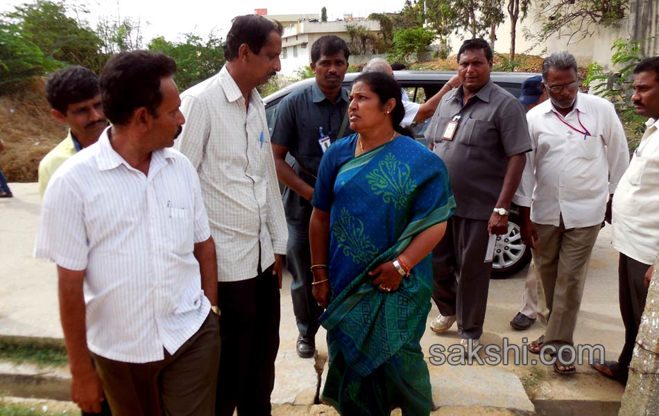 political leaders cast their Votes Elections 2014 in seemandhra - Sakshi12