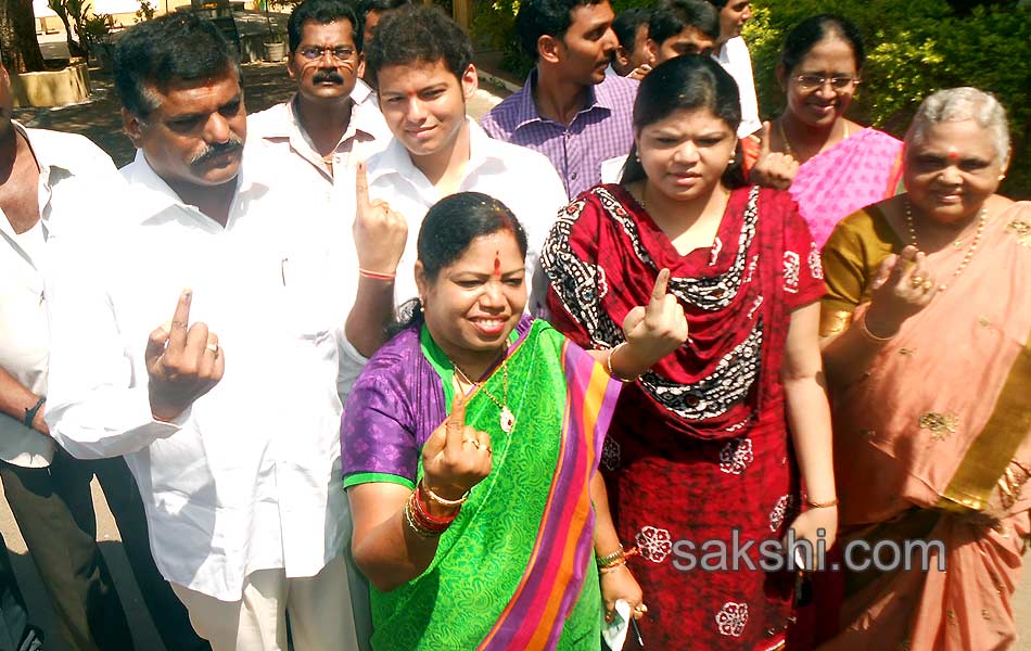 political leaders cast their Votes Elections 2014 in seemandhra - Sakshi23