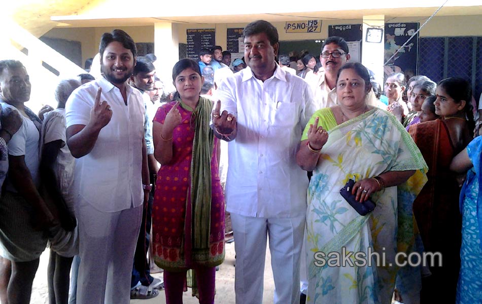 political leaders cast their Votes Elections 2014 in seemandhra - Sakshi27