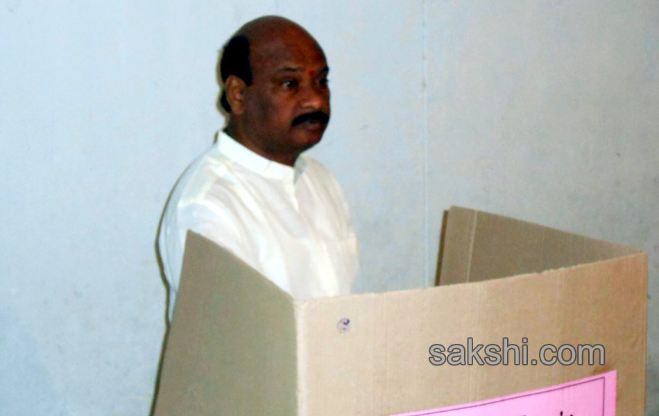 political leaders cast their Votes Elections 2014 in seemandhra - Sakshi32